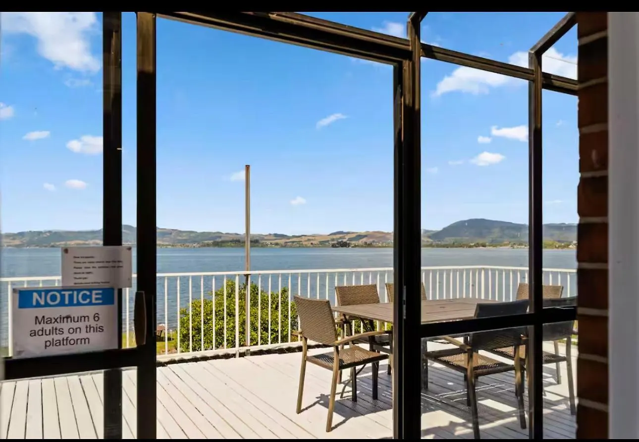 Absolutely Lake Front House-Private Lake Access Rotorua
