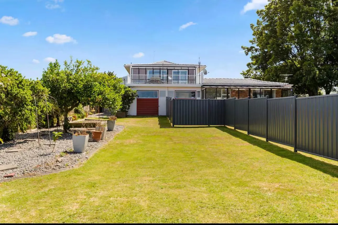 Absolutely Lake Front House-Private Lake Access Rotorua