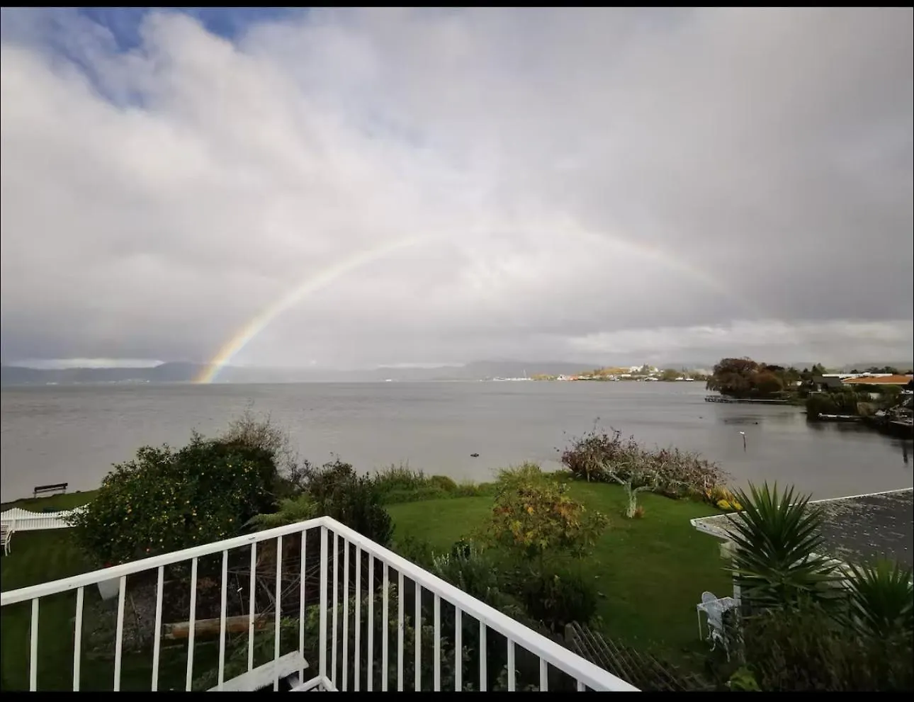 Absolutely Lake Front House-Private Lake Access Rotorua New Zealand