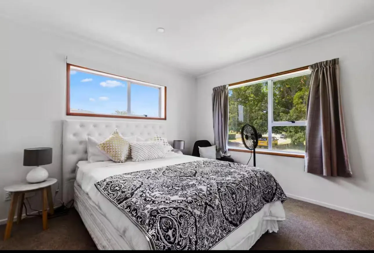 Absolutely Lake Front House-Private Lake Access Rotorua 0*,