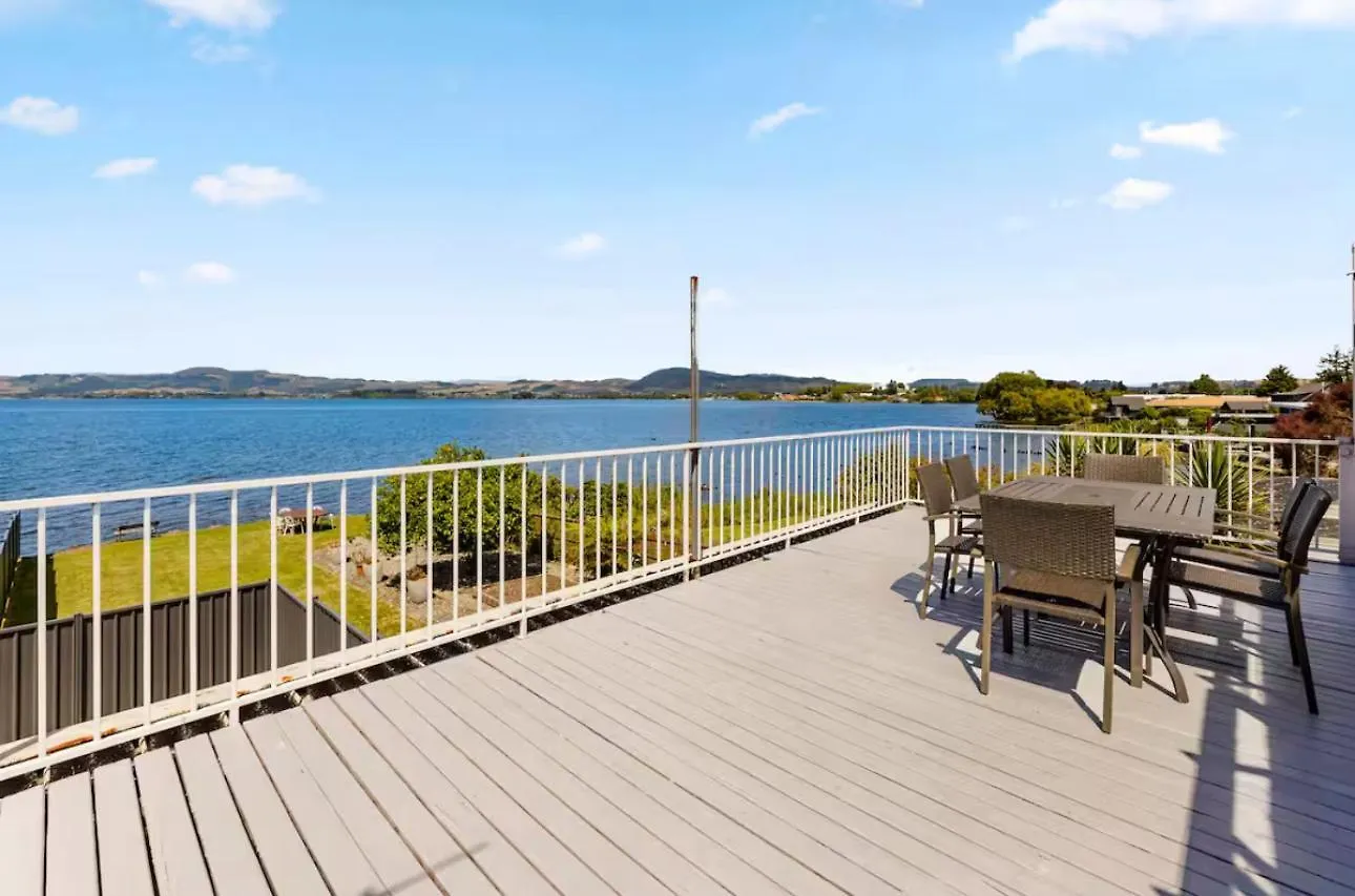 Holiday home Absolutely Lake Front House-Private Lake Access Rotorua