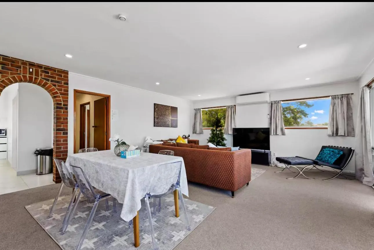 Absolutely Lake Front House-Private Lake Access Rotorua
