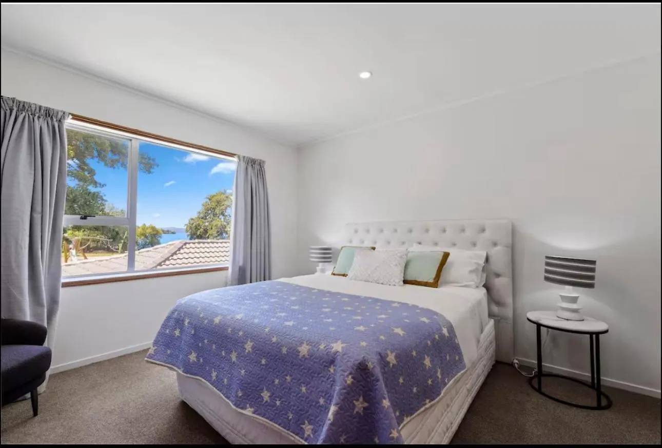 Holiday home Absolutely Lake Front House-Private Lake Access Rotorua