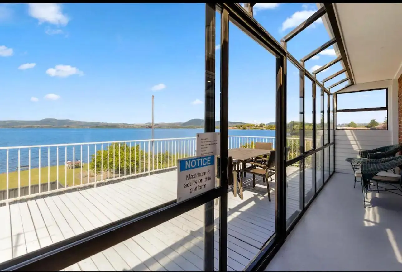 Absolutely Lake Front House-Private Lake Access Rotorua 0*,