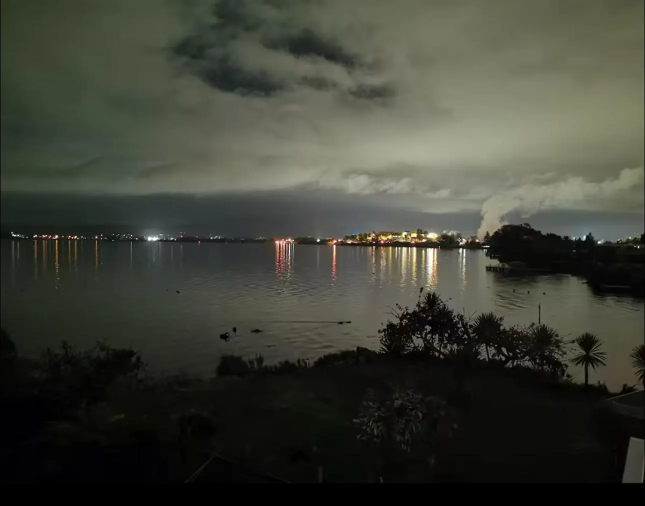 Holiday home Absolutely Lake Front House-Private Lake Access Rotorua