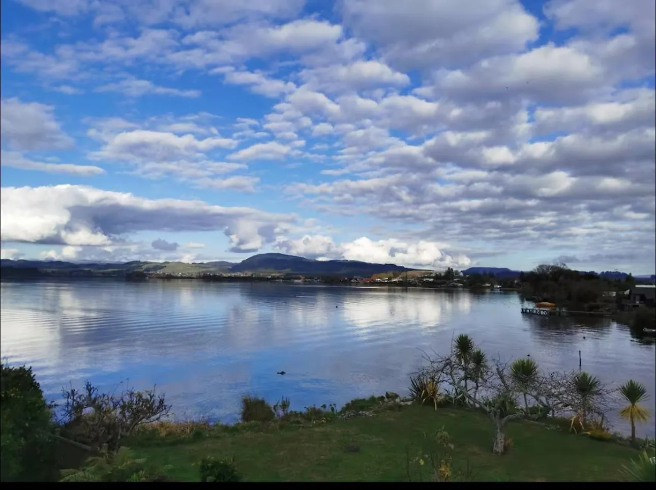 Absolutely Lake Front House-Private Lake Access Rotorua
